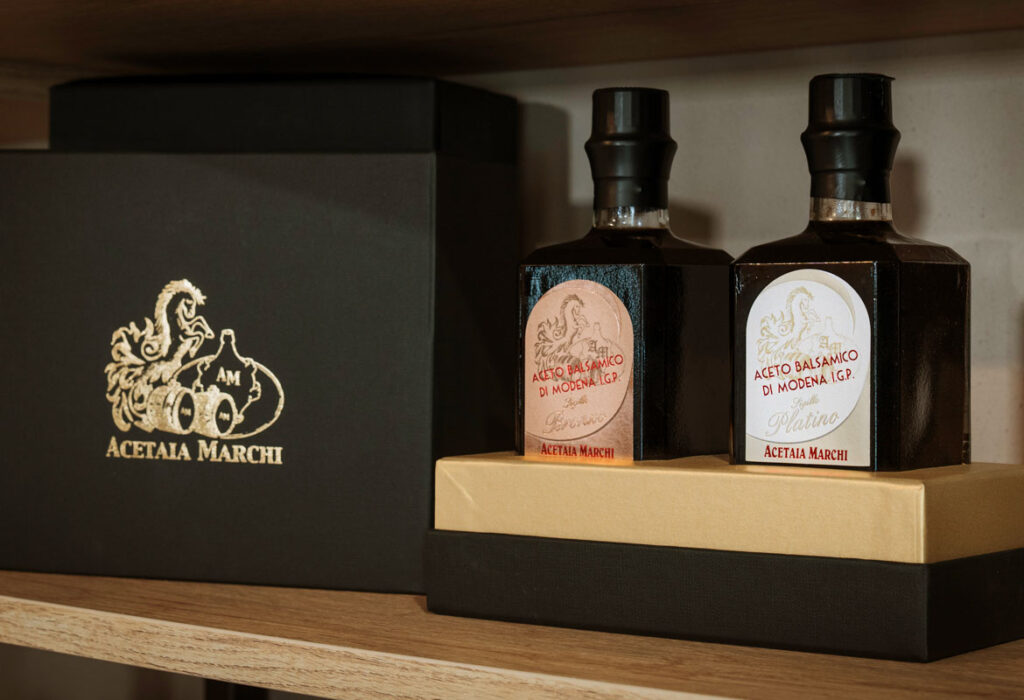 confezione regalo con bottiglie di aceto balsamico di modena IGP