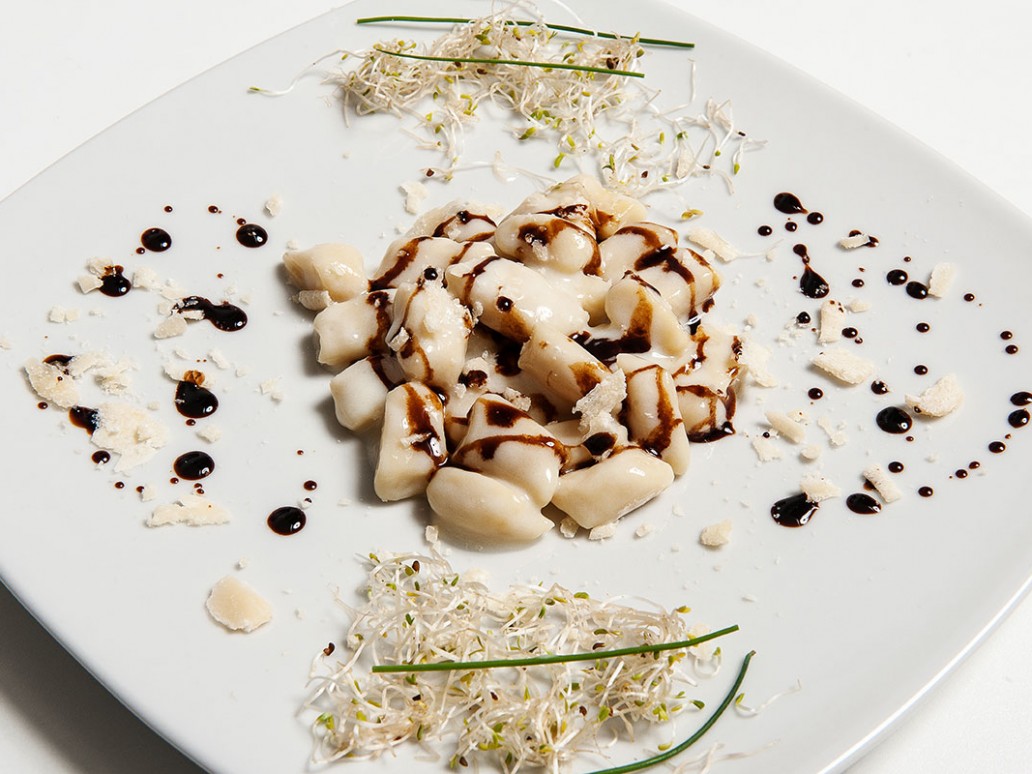 Gnocchi con crema al parmigiano e condimento balsamico
