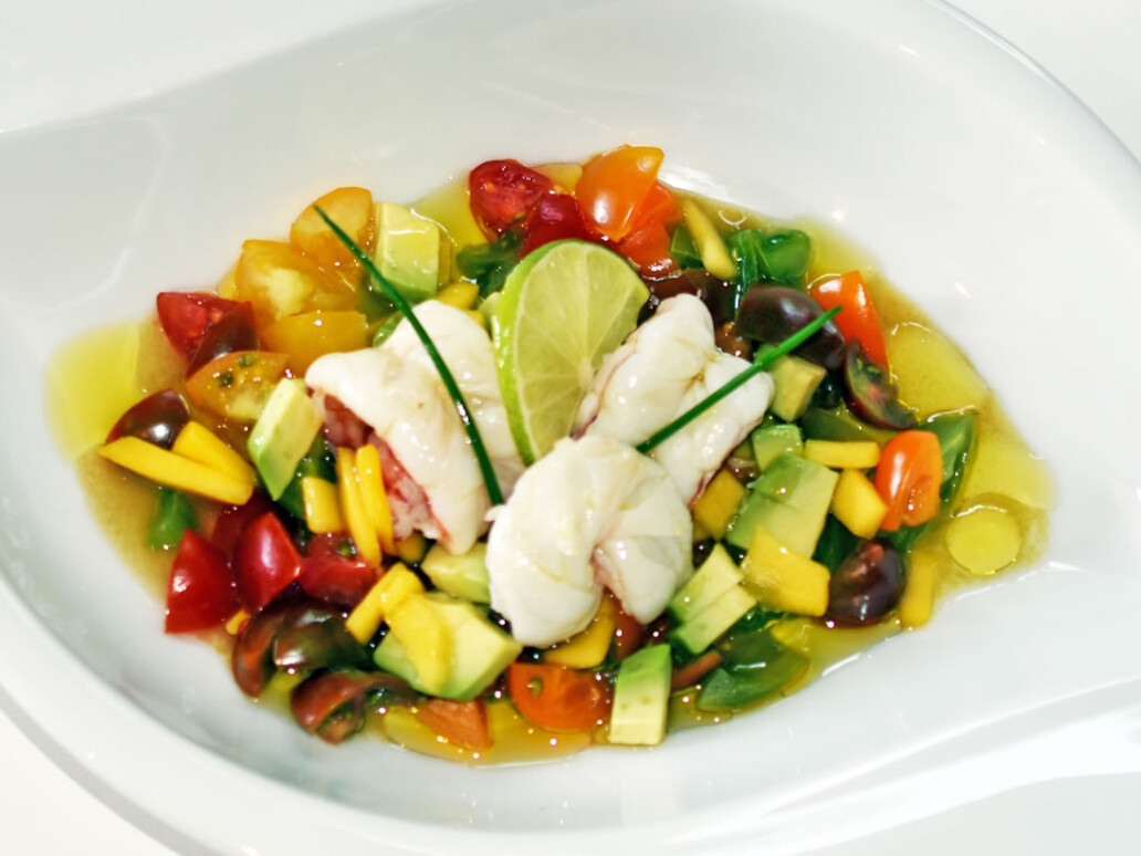 Insalata fresca di mazzancolle pomodorini avocado e mango