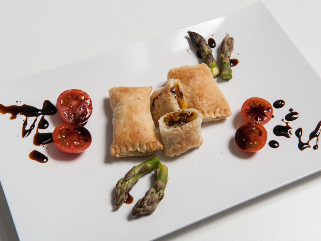 Antipasto di rettangolini di pasta sfoglia con verdure grigliate e condite con aceto balsamico di modena