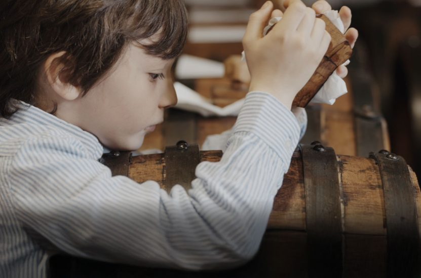 bambino-guarda-dentro-botte-di-aceto-balsamico-di-modena